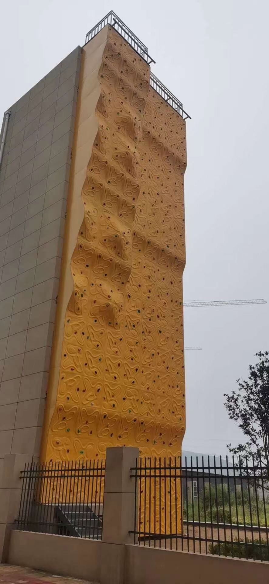 依附式攀岩墙(图2) 依附式攀岩墙(图2)